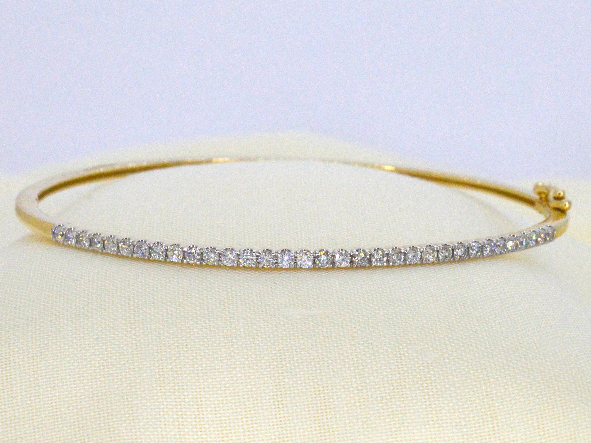Gouden bangle armband met natuurlijke briljant geslepen diamanten