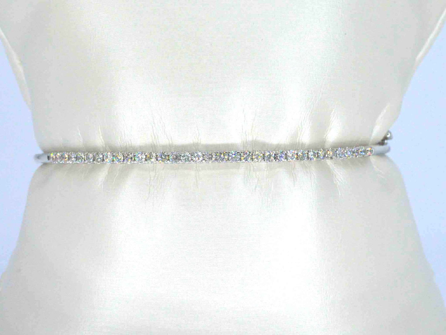 Witgouden bangle armband met natuurlijke briljant geslepen diamanten