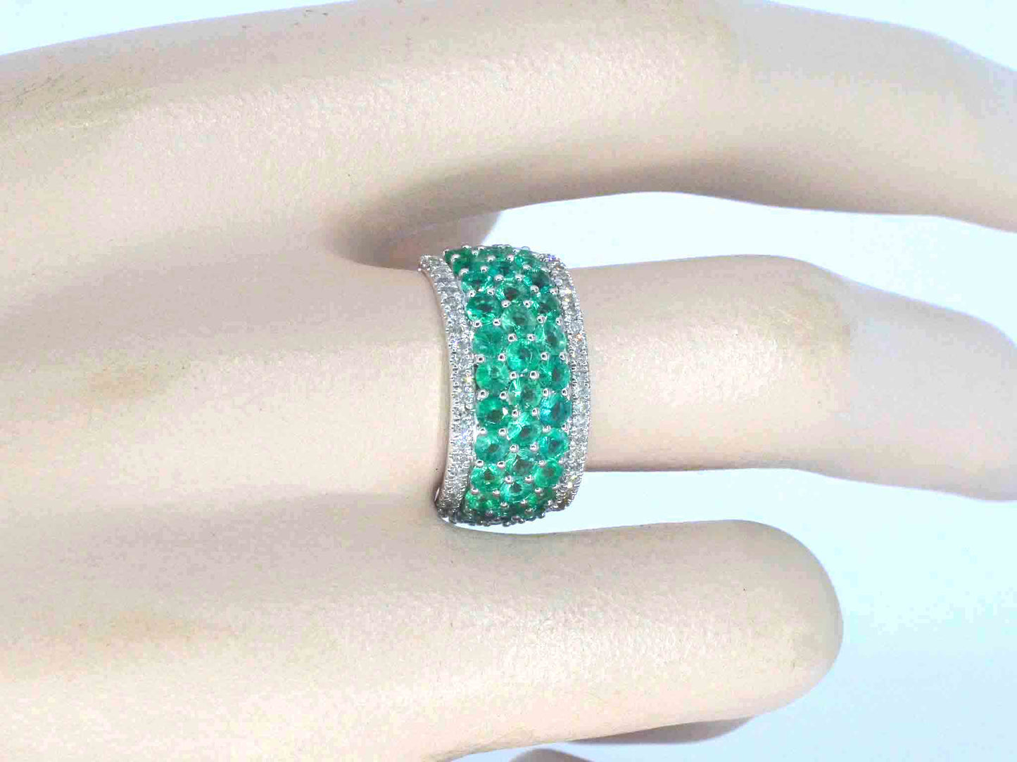 Witgouden pave ring met rijen van natuurlijke diamanten en smaragden
