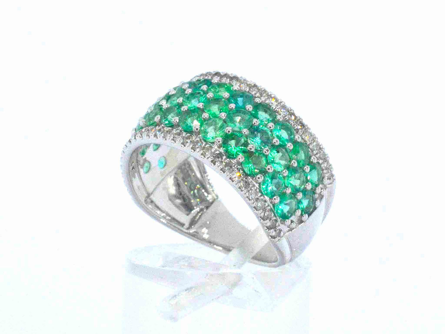 Witgouden pave ring met rijen van natuurlijke diamanten en smaragden