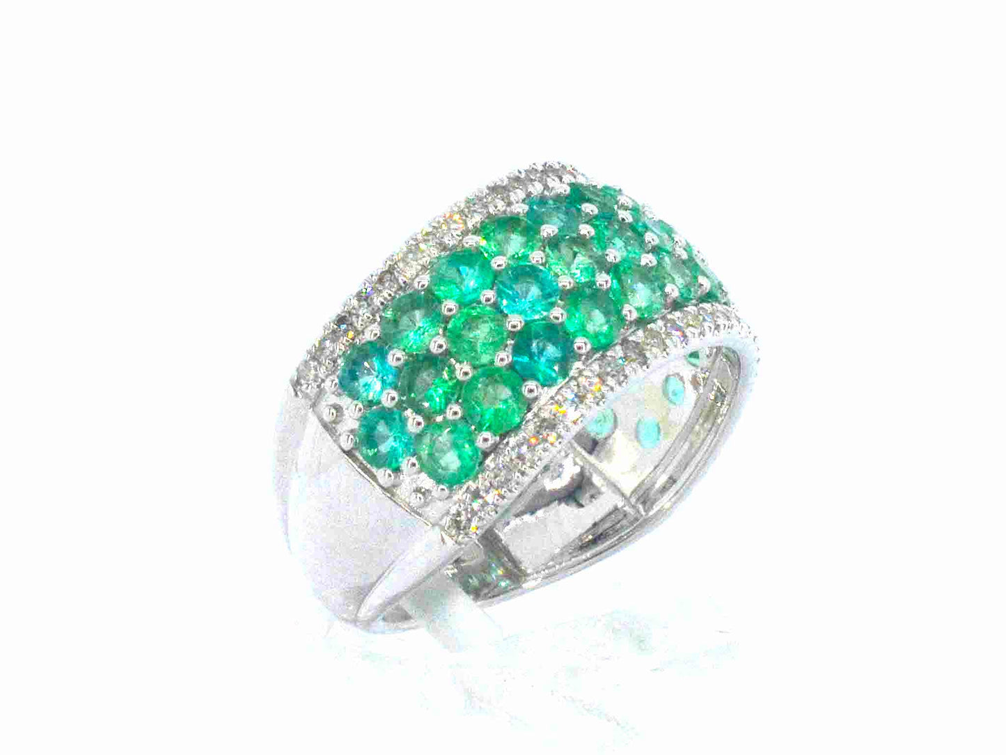 Witgouden pave ring met rijen van natuurlijke diamanten en smaragden
