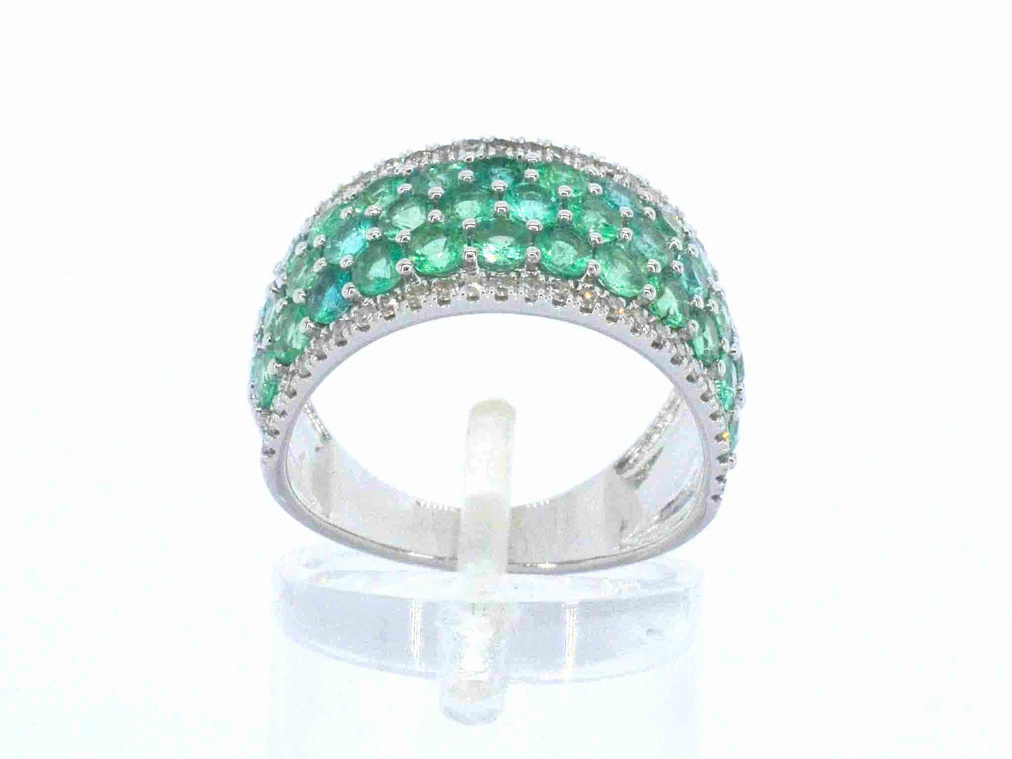 Witgouden pave ring met rijen van natuurlijke diamanten en smaragden