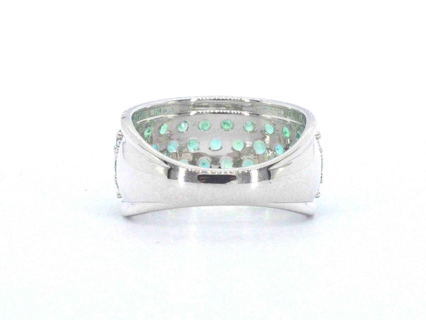 Witgouden pave ring met rijen van natuurlijke diamanten en smaragden