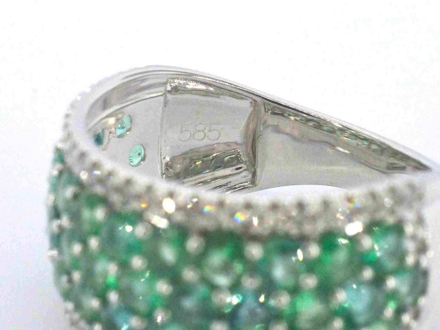 Witgouden pave ring met rijen van natuurlijke diamanten en smaragden