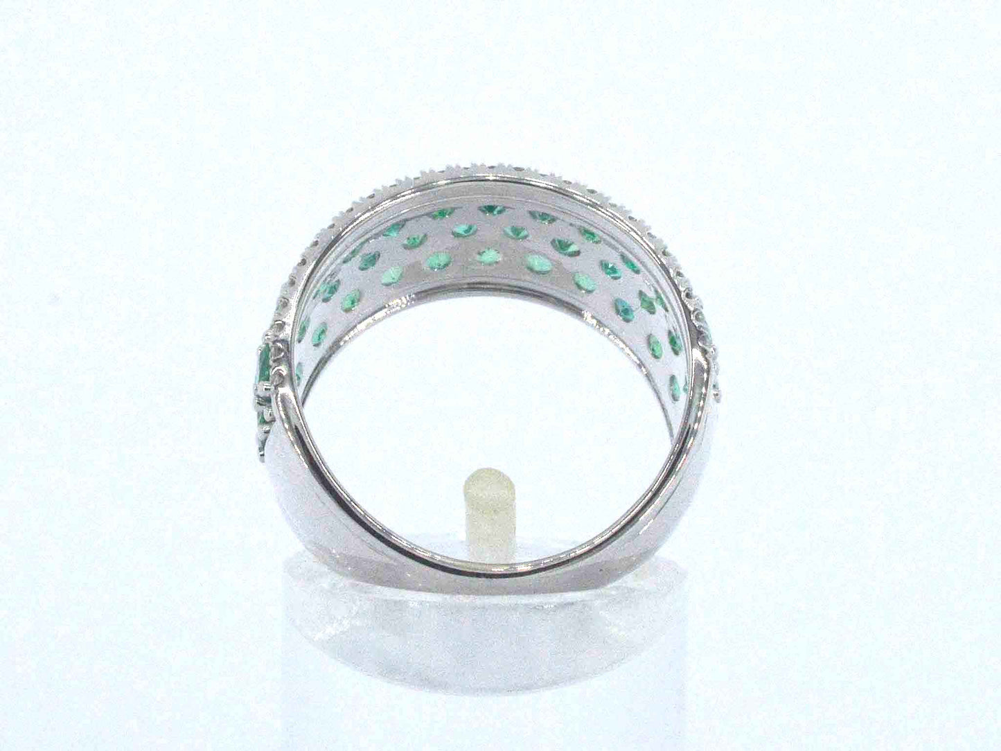 Witgouden pave ring met rijen van natuurlijke diamanten en smaragden