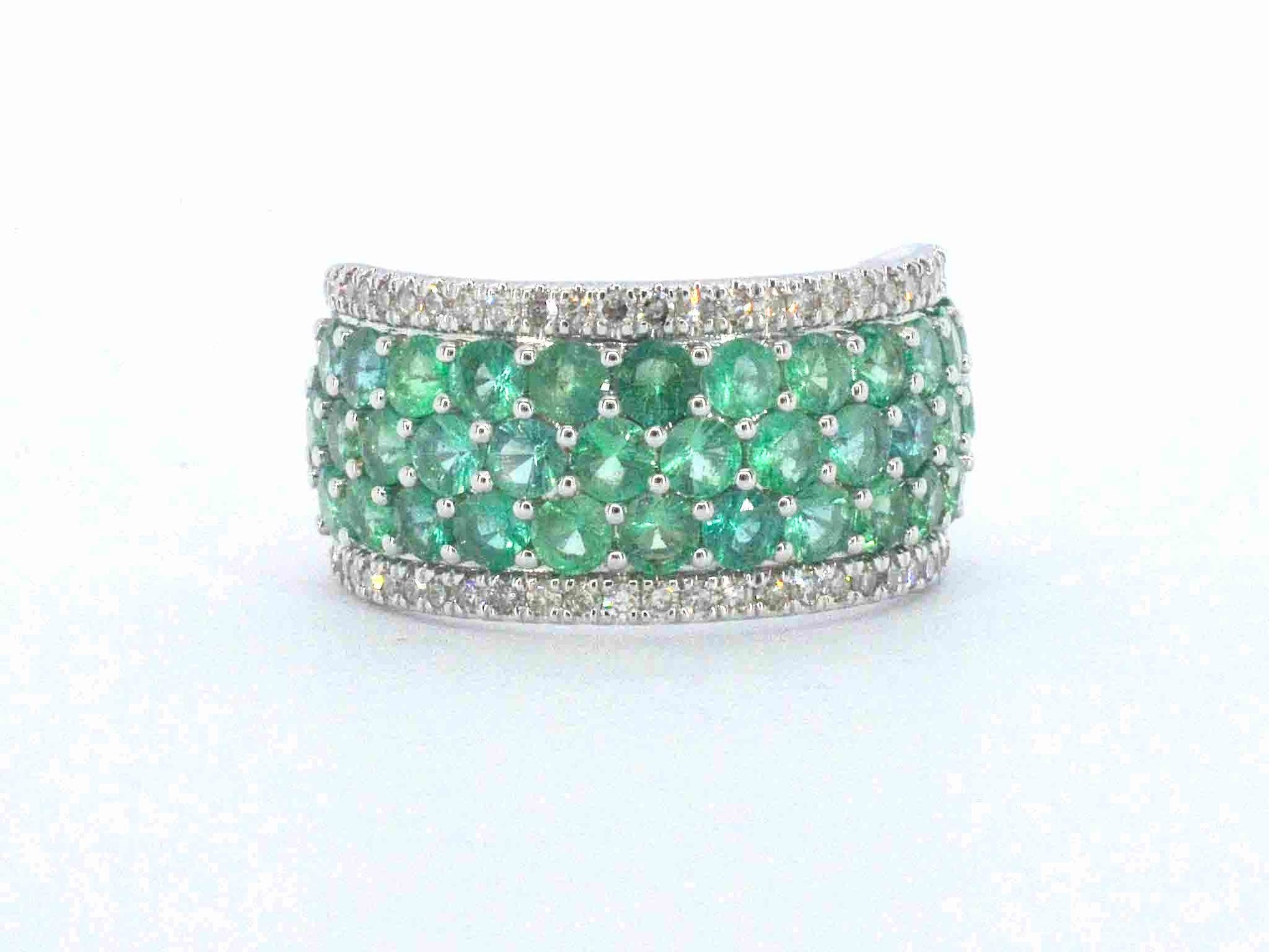 Witgouden pave ring met rijen van natuurlijke diamanten en smaragden