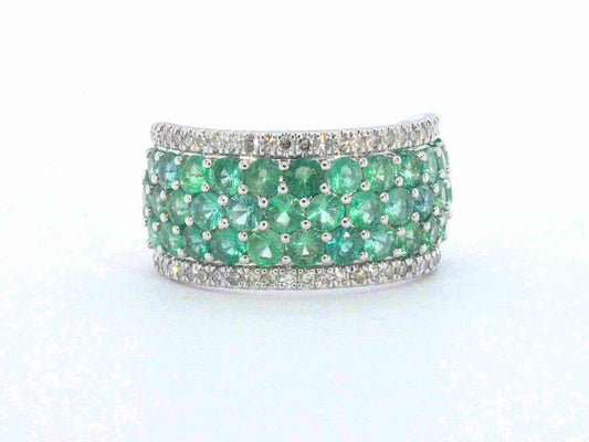 Witgouden pave ring met rijen van natuurlijke diamanten en smaragden