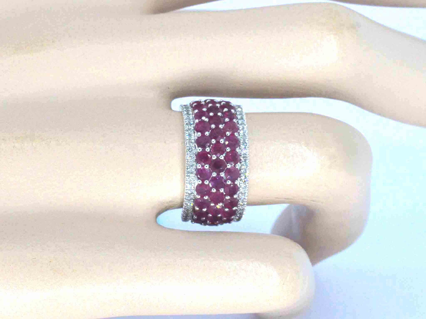 Witgouden pave ring met rijen van natuurlijke diamanten en robijnen