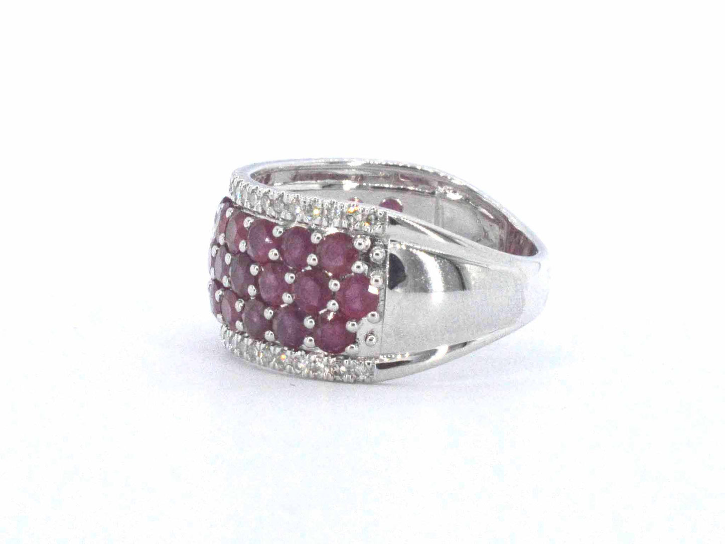 Witgouden pave ring met rijen van natuurlijke diamanten en robijnen