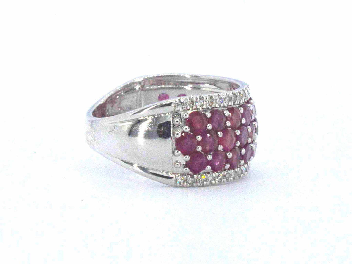 Witgouden pave ring met rijen van natuurlijke diamanten en robijnen