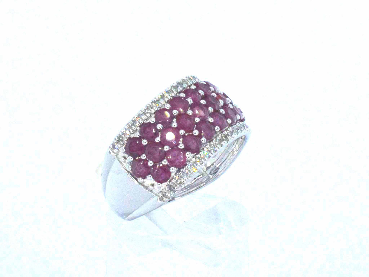 Witgouden pave ring met rijen van natuurlijke diamanten en robijnen