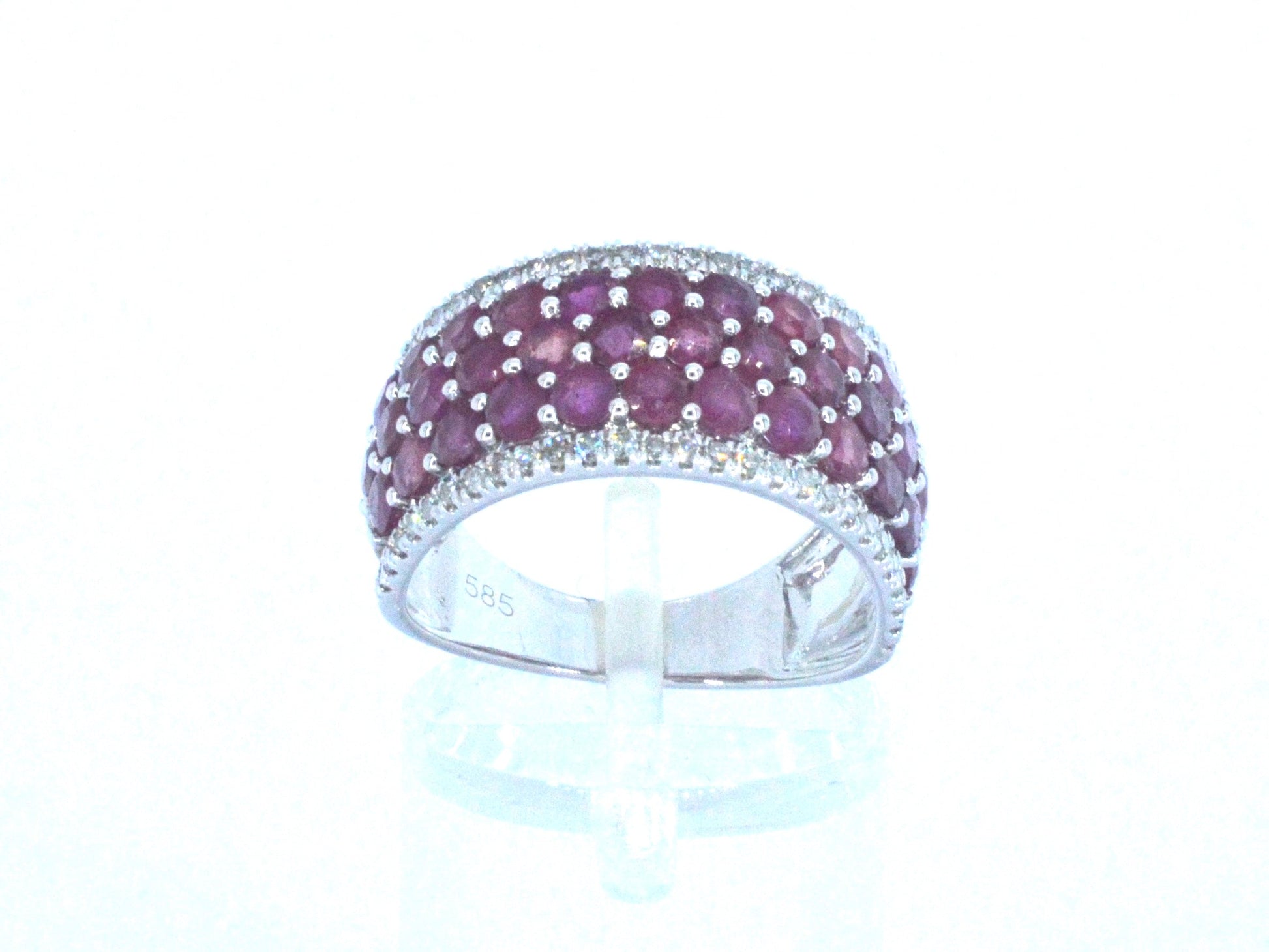 Witgouden pave ring met rijen van natuurlijke diamanten en robijnen