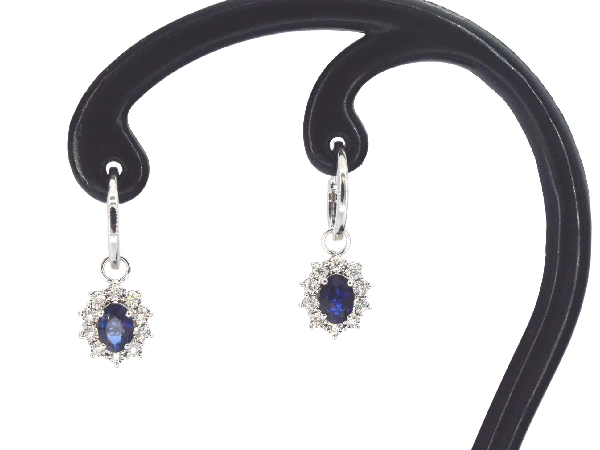 Witgouden oorhangers met natuurlijke diamanten en blauwe saffieren