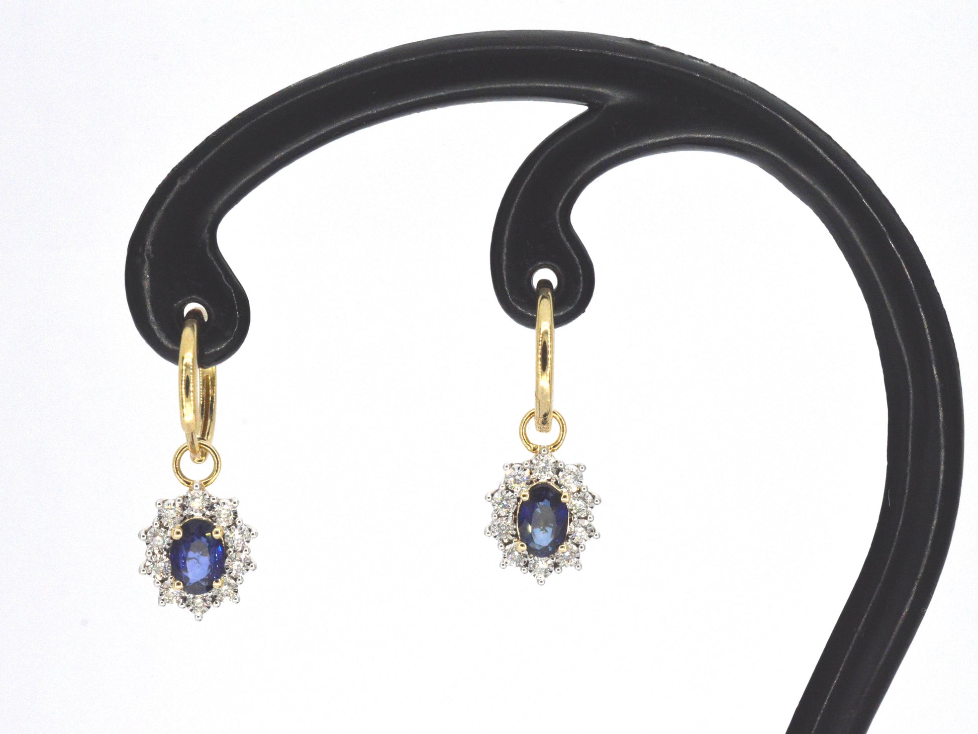 Gouden oorhangers met natuurlijke diamanten en blauwe saffieren