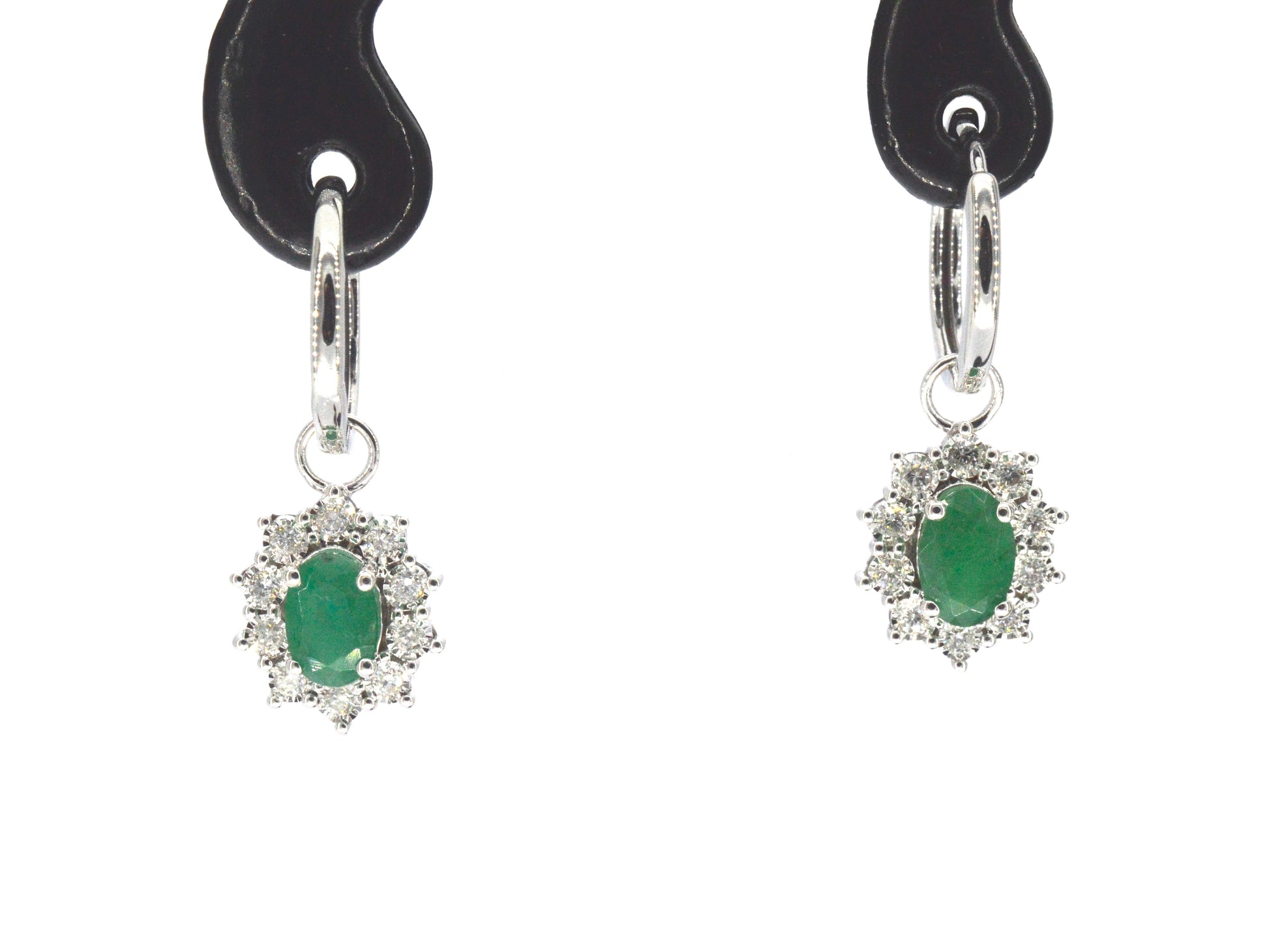 Witgouden oorhangers met natuurlijke diamanten en smaragden