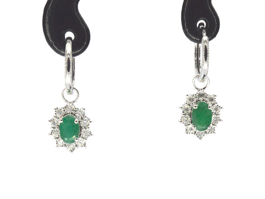 Witgouden oorhangers met natuurlijke diamanten en smaragden