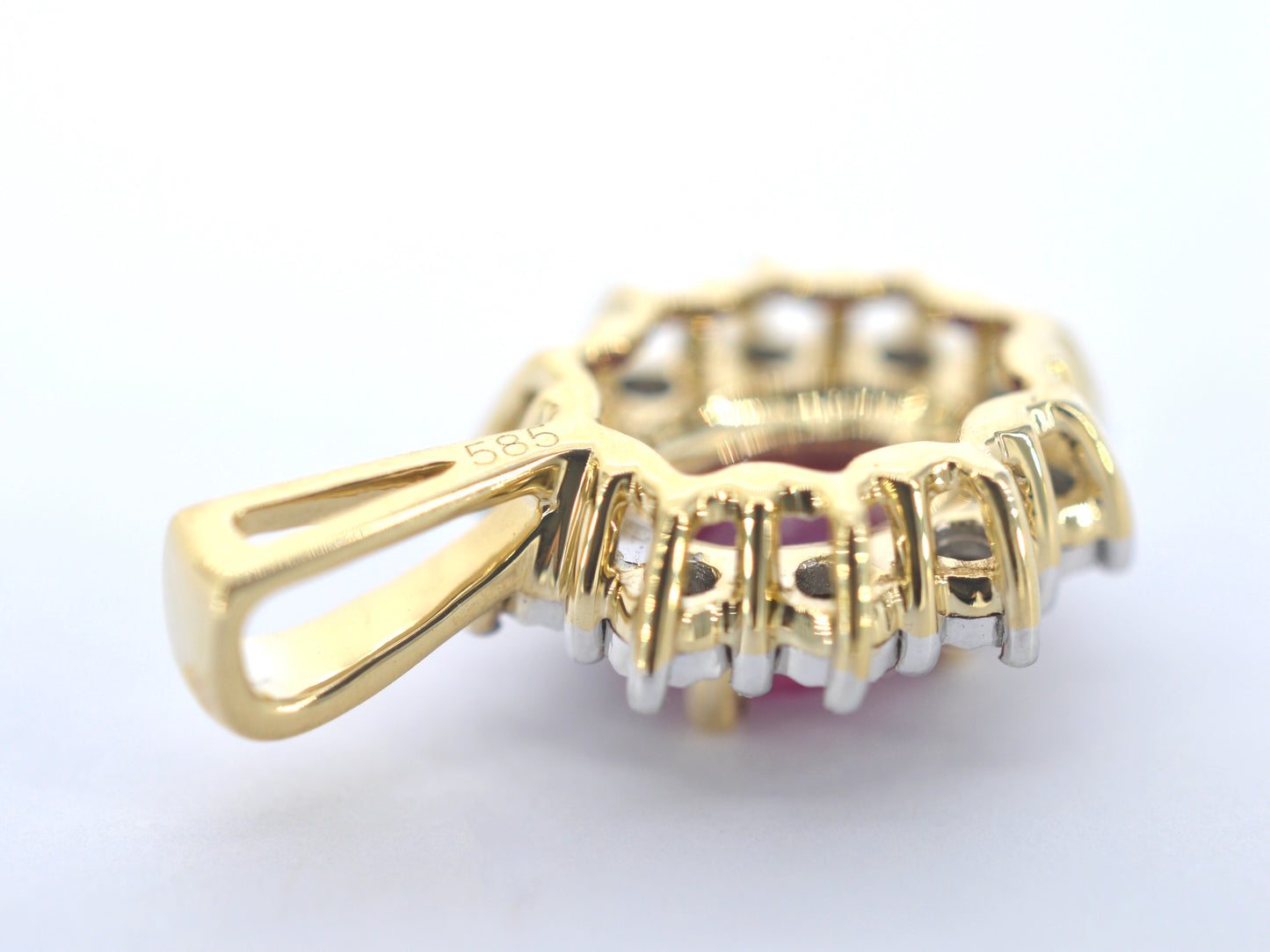 Gouden hanger met diamanten en robijn