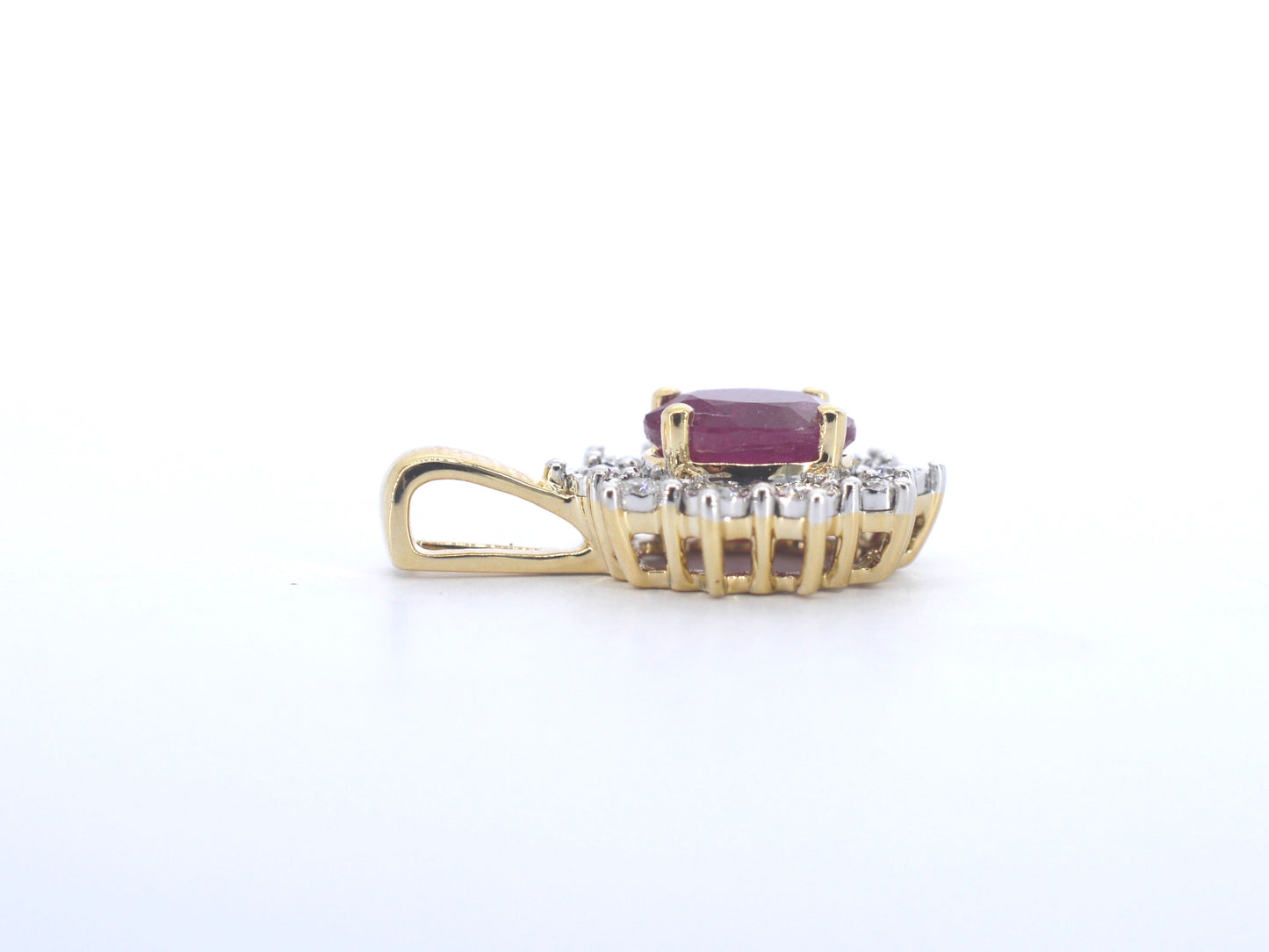 Gouden hanger met diamanten en robijn