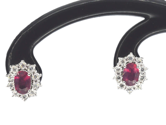 Witgouden oorbellen met natuurlijke diamanten en robijnen