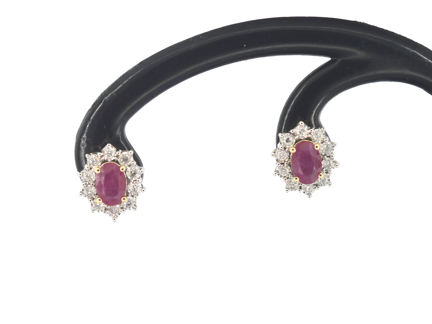 Gouden oorbellen met natuurlijke diamanten en robijn