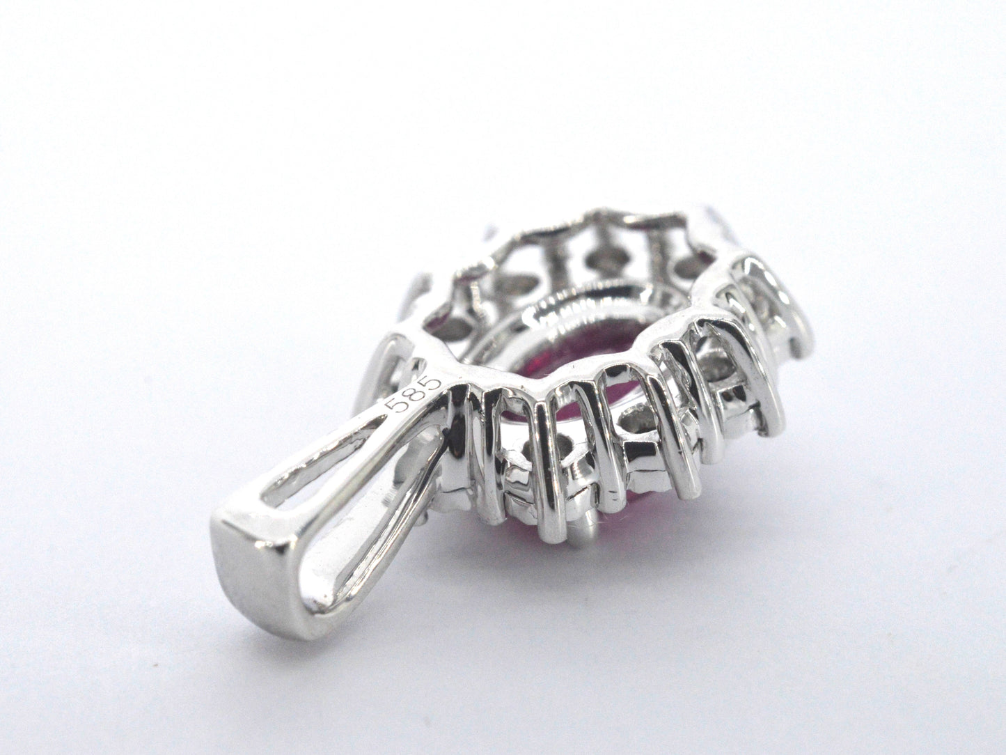 Witgouden hanger met natuurlijke diamanten en robijn