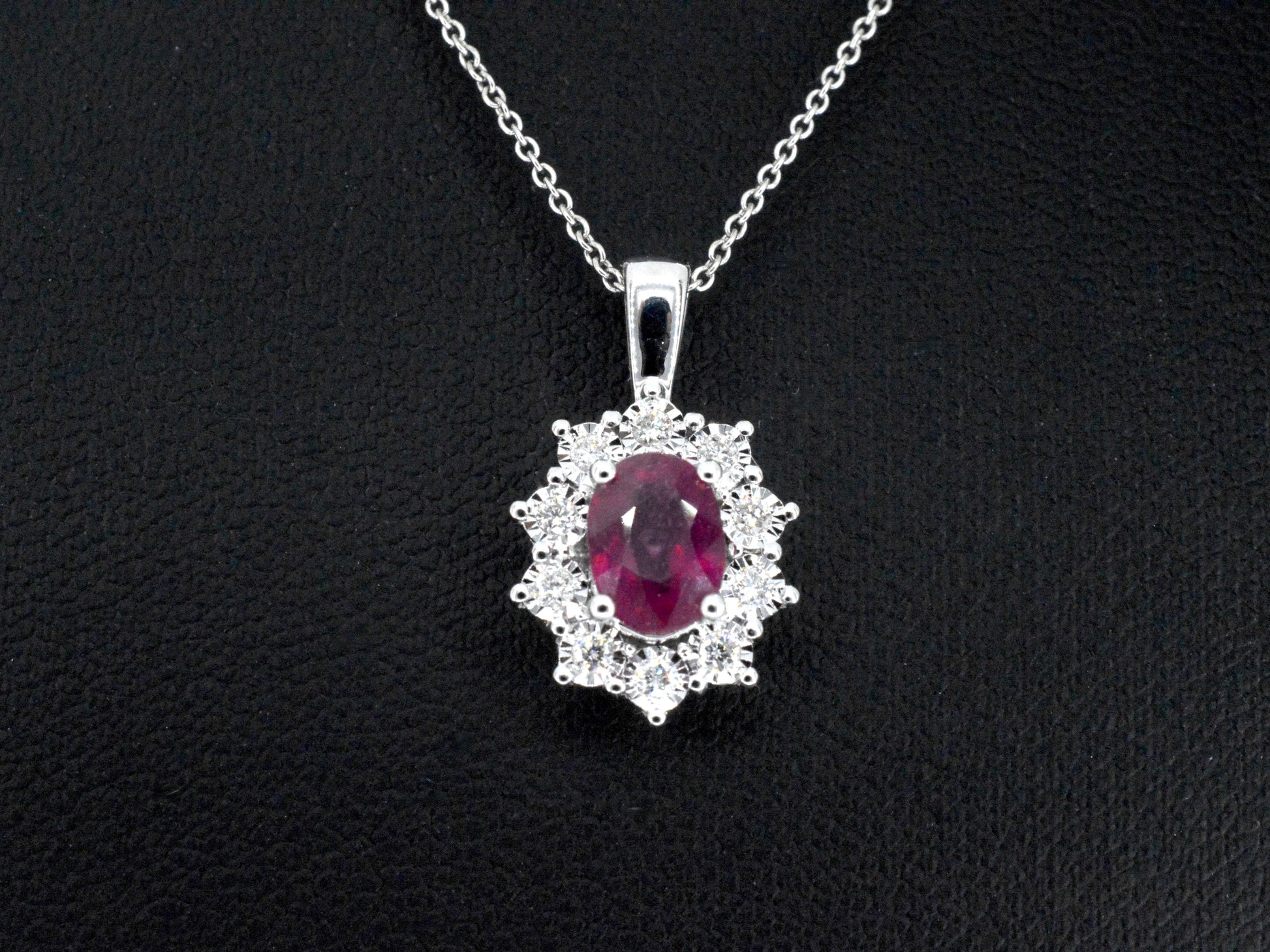 Witgouden hanger met natuurlijke diamanten en robijn