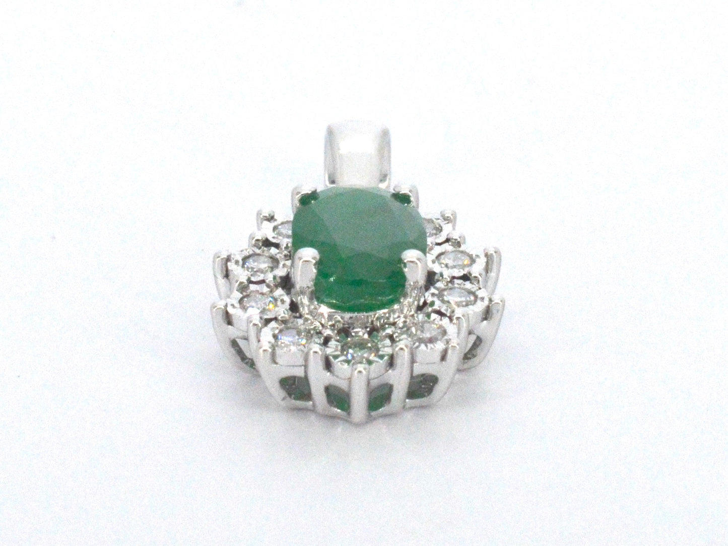 Witgouden hanger met natuurlijke diamanten en smaragd