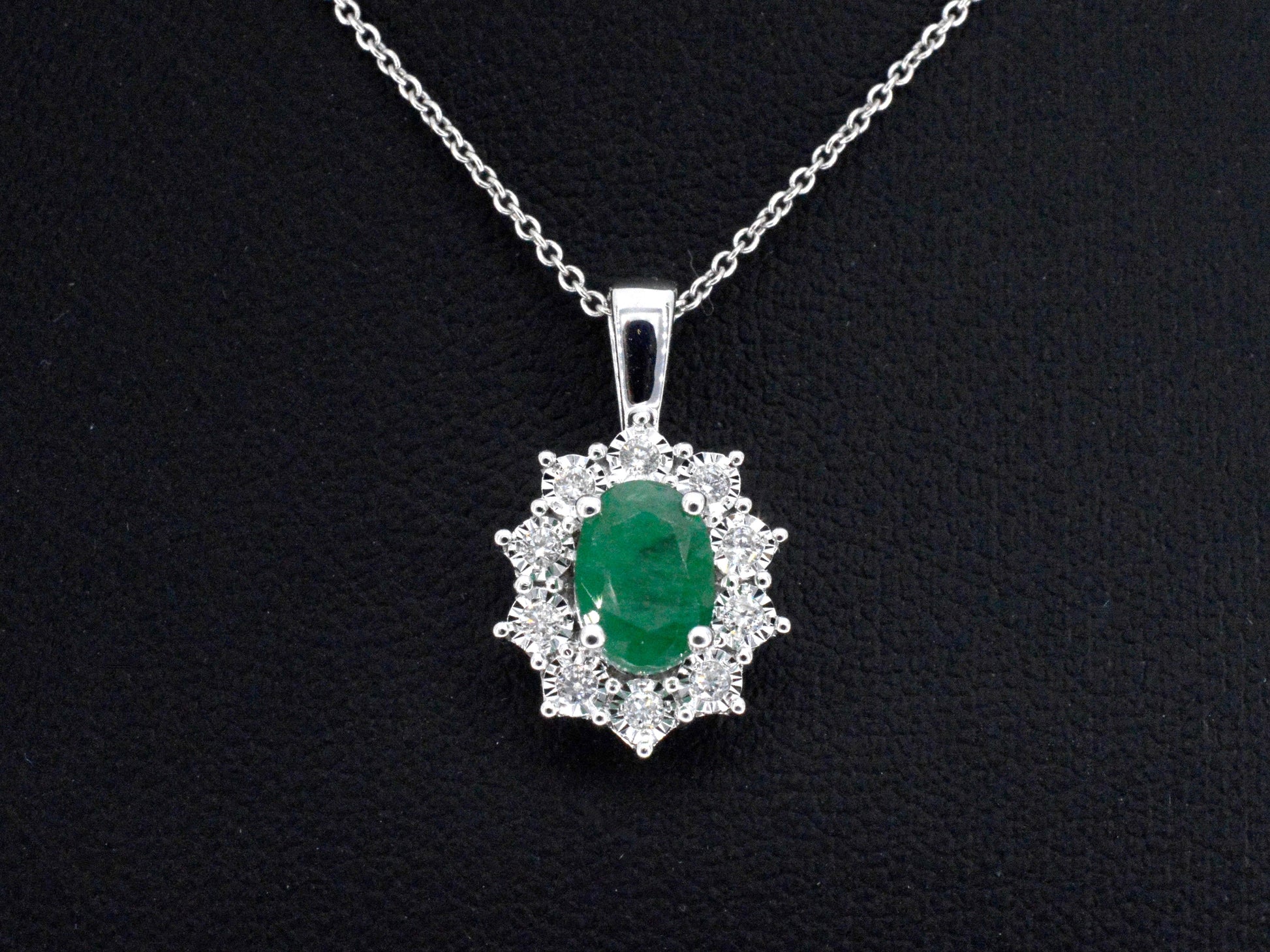 Witgouden hanger met natuurlijke diamanten en smaragd