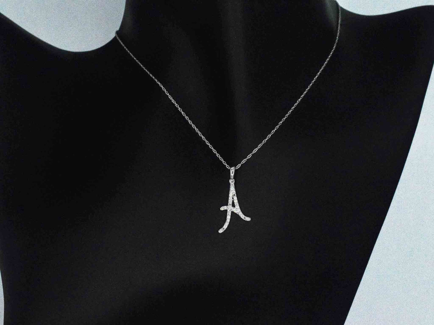Hanger met echte natuurlijke diamanten in de letter A