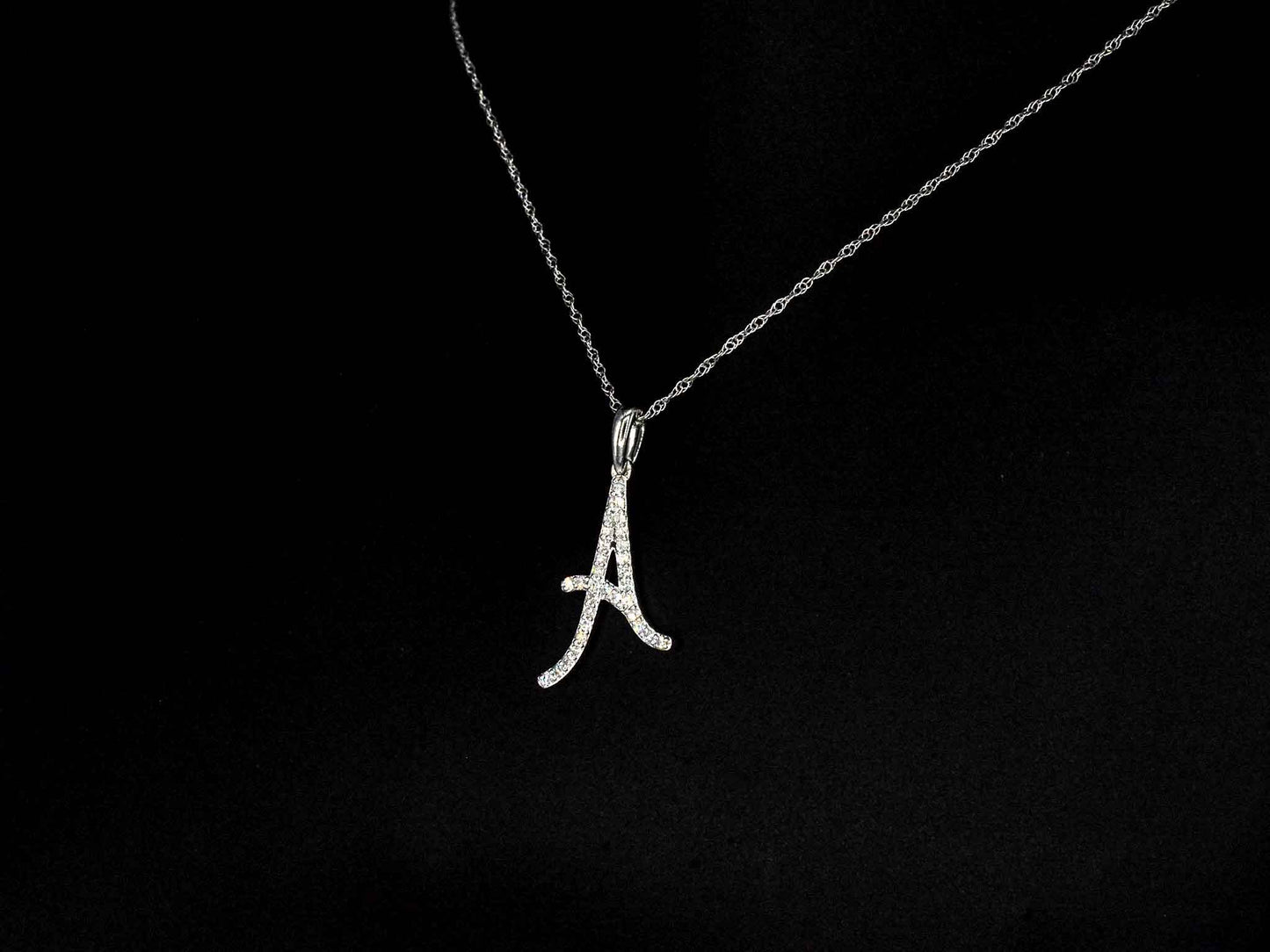 Hanger met echte natuurlijke diamanten in de letter A