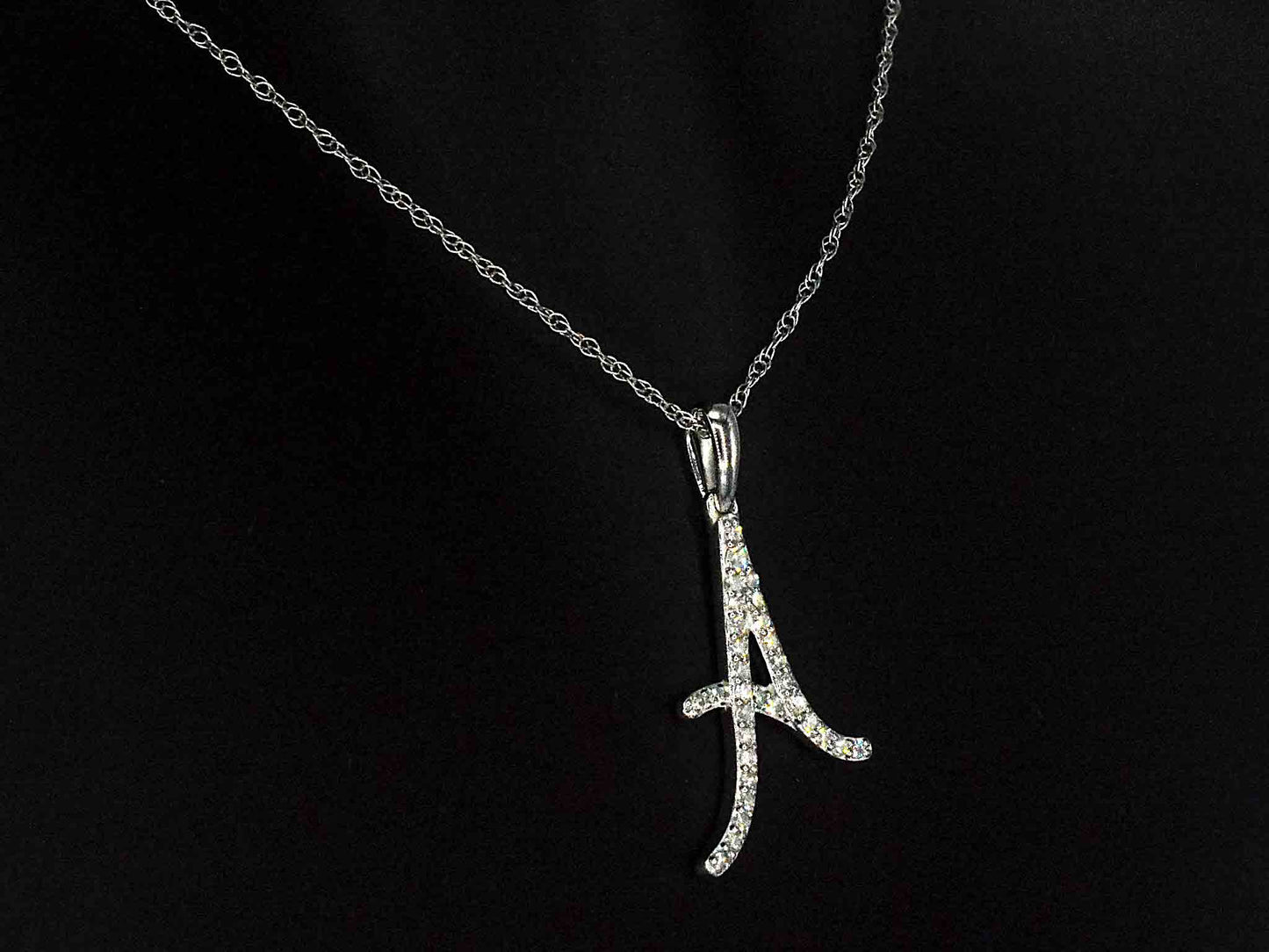Hanger met echte natuurlijke diamanten in de letter A