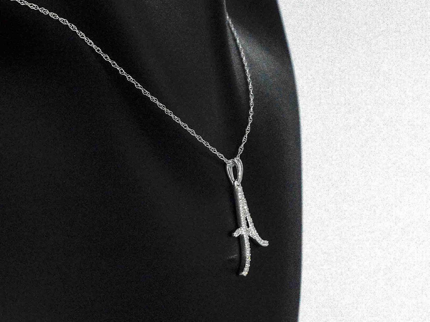 Hanger met echte natuurlijke diamanten in de letter A