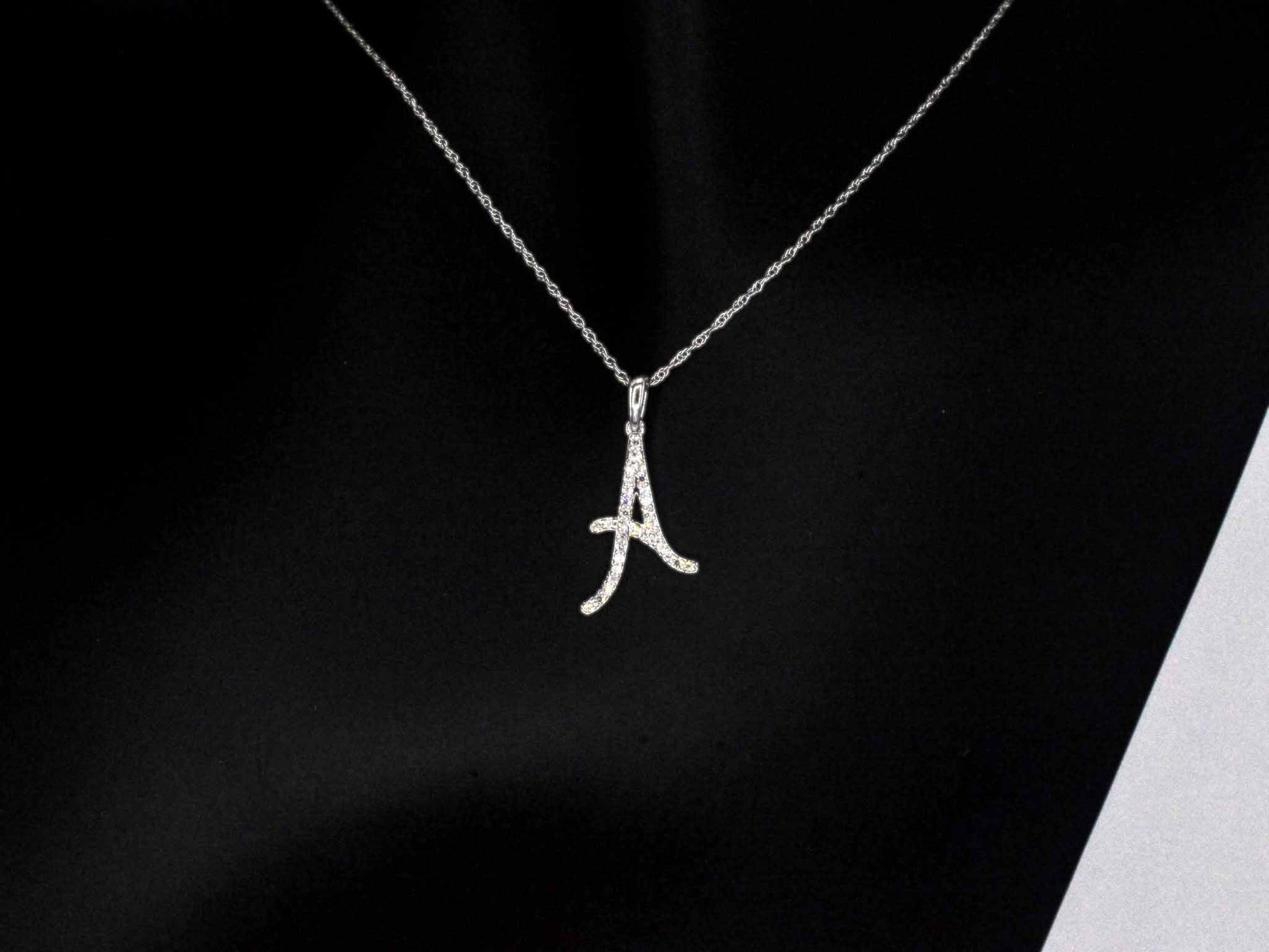 Hanger met echte natuurlijke diamanten in de letter A