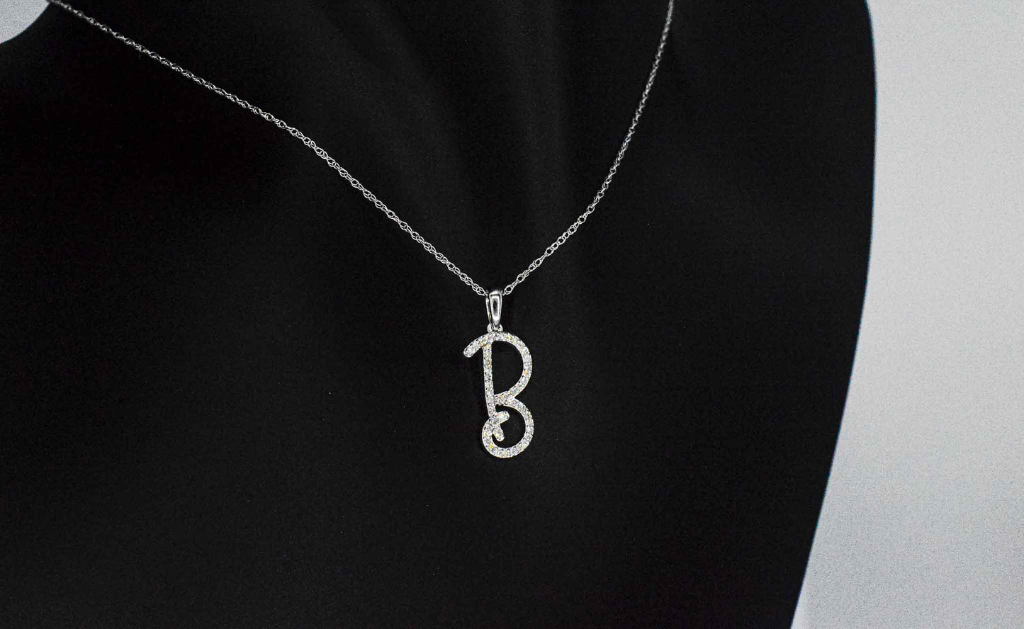 Hanger met echte natuurlijke diamanten in de letter B