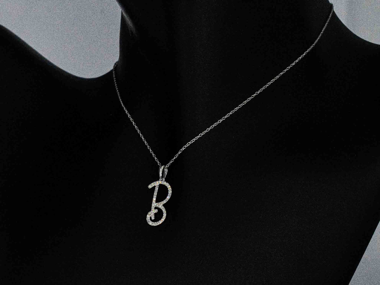 Hanger met echte natuurlijke diamanten in de letter B