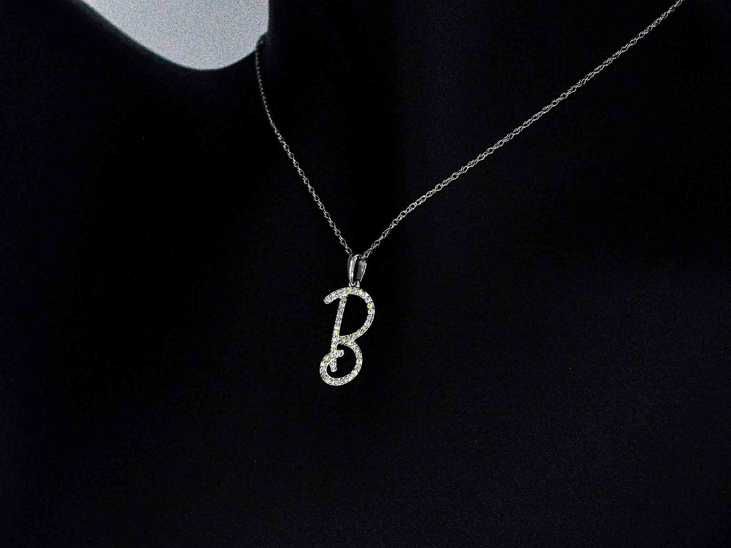 Hanger met echte natuurlijke diamanten in de letter B