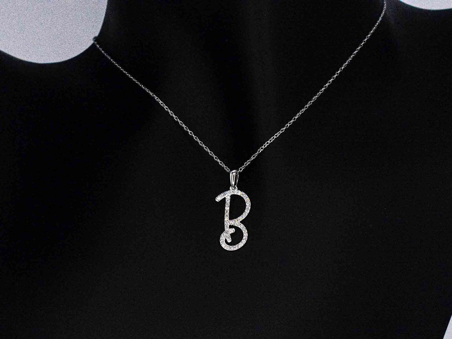 Hanger met echte natuurlijke diamanten in de letter B