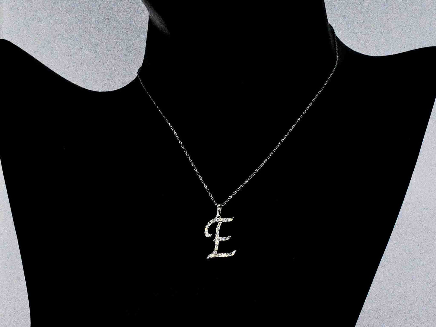 Hanger met echte natuurlijke diamanten in de letter E