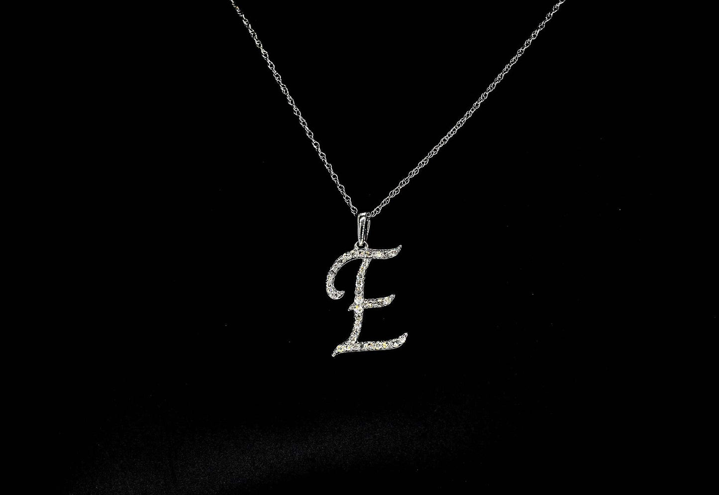 Hanger met echte natuurlijke diamanten in de letter E