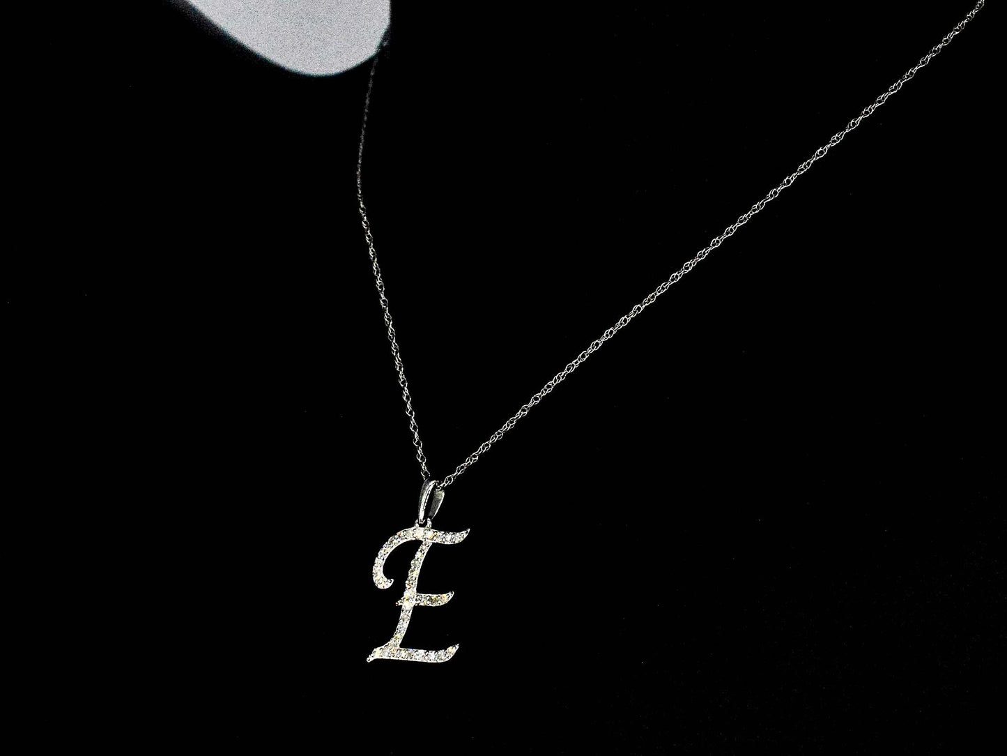 Hanger met echte natuurlijke diamanten in de letter E