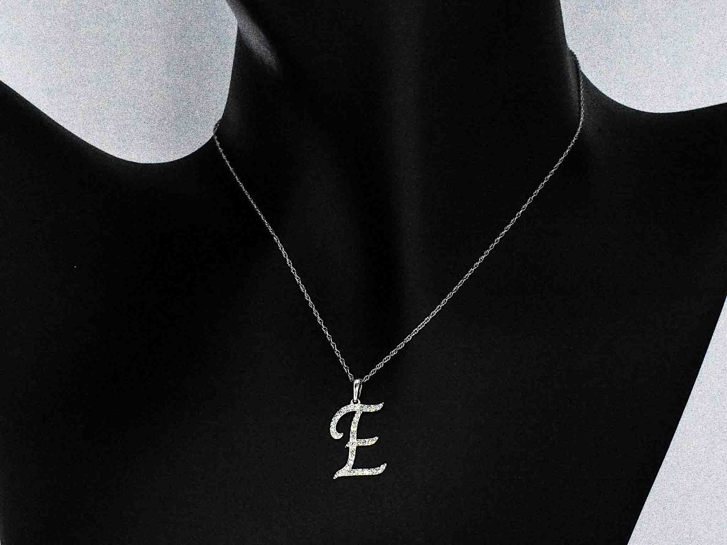 Hanger met echte natuurlijke diamanten in de letter E