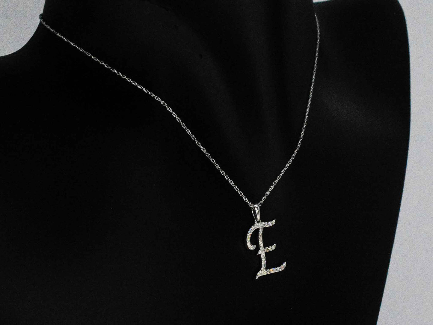 Hanger met echte natuurlijke diamanten in de letter E