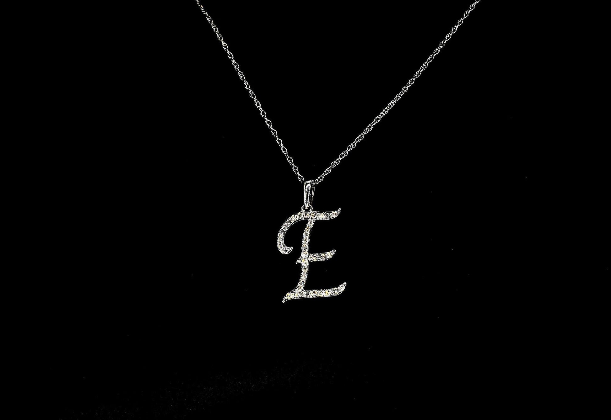 Hanger met echte natuurlijke diamanten in de letter E