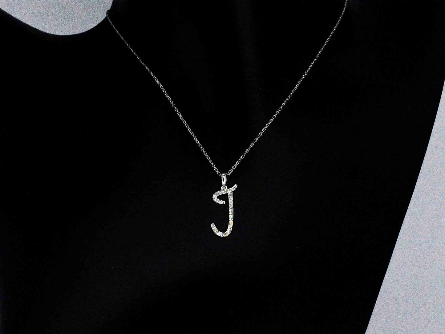 Hanger met echte natuurlijke diamanten in de letter J