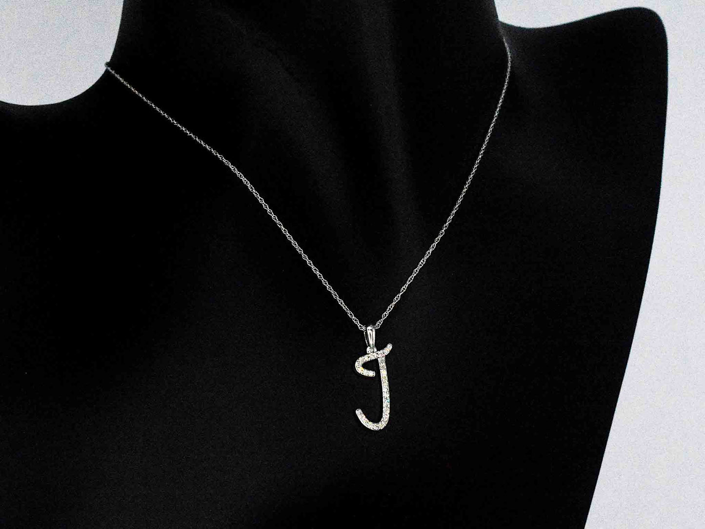 Hanger met echte natuurlijke diamanten in de letter J