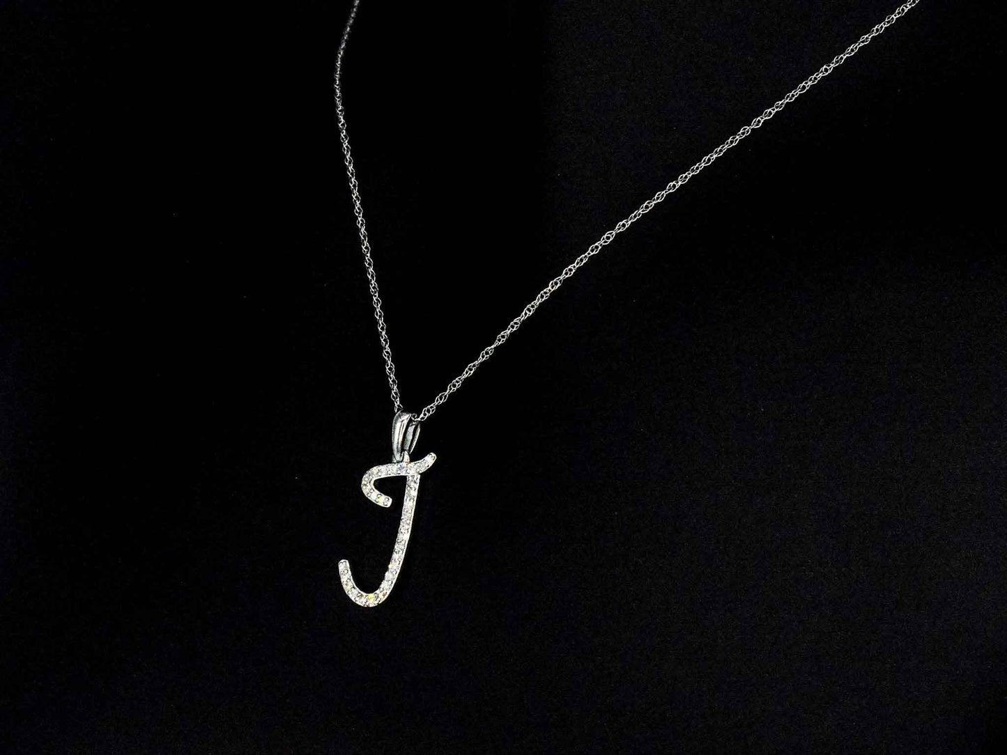Hanger met echte natuurlijke diamanten in de letter J