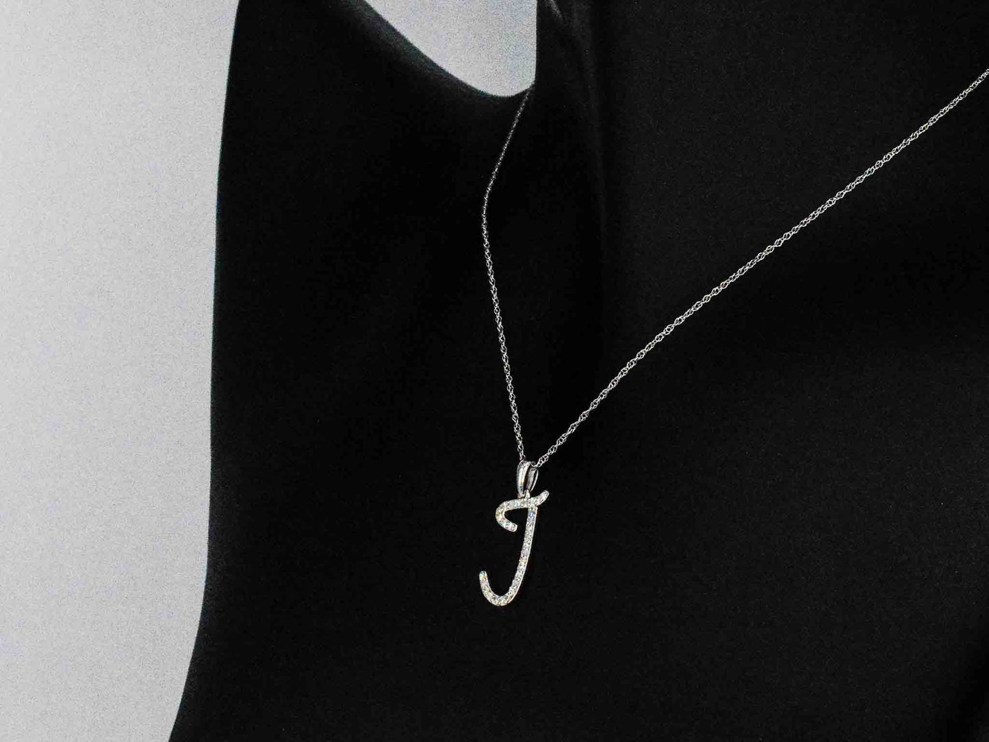 Hanger met echte natuurlijke diamanten in de letter J