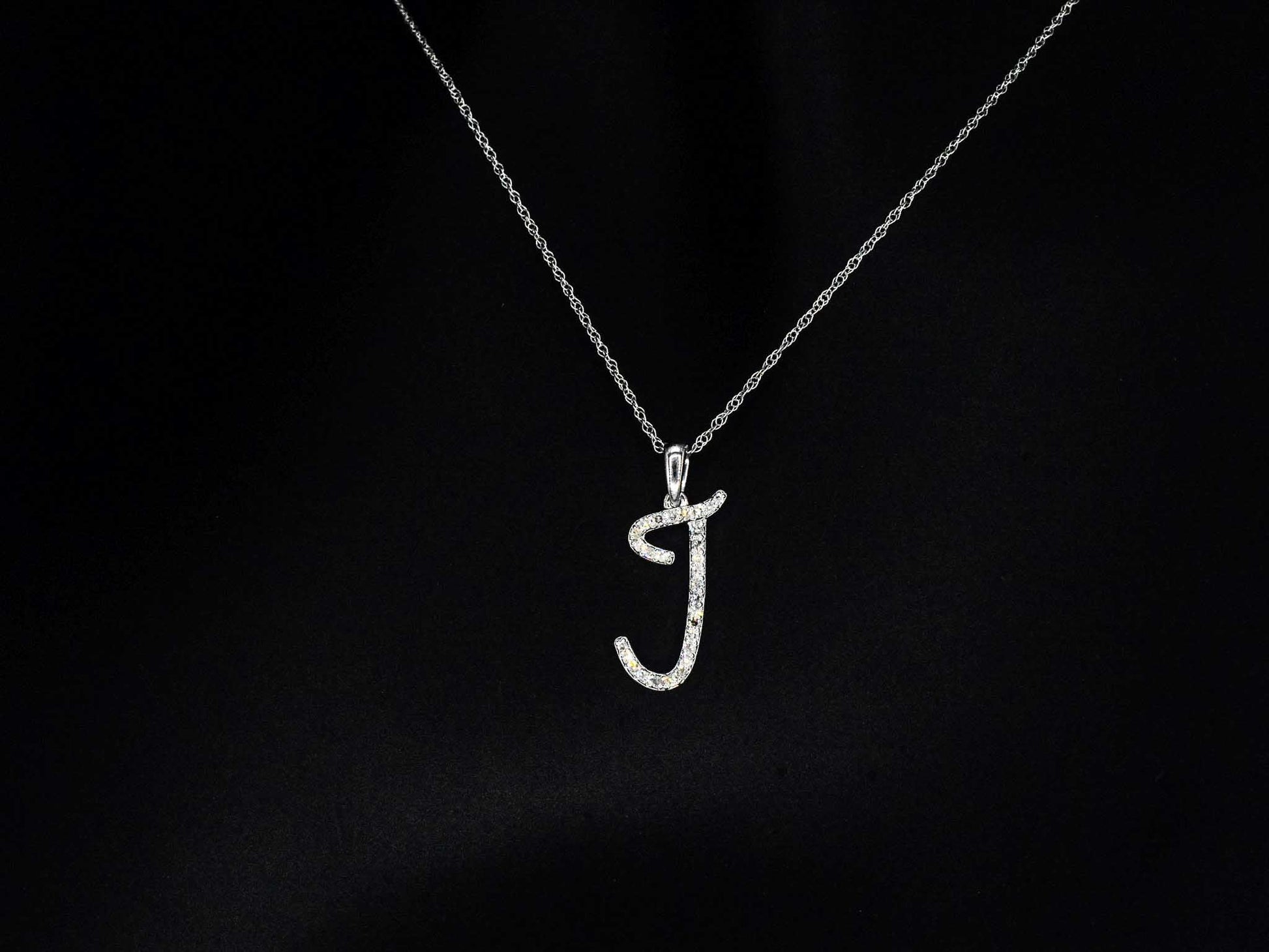 Hanger met echte natuurlijke diamanten in de letter J