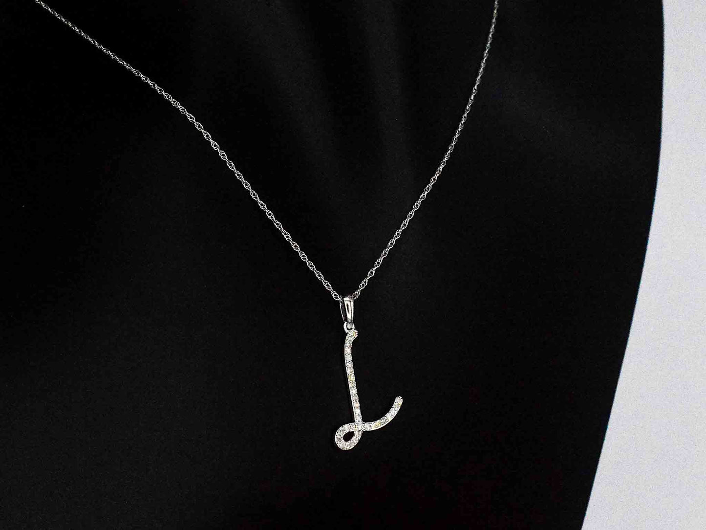 Hanger met echte natuurlijke diamanten in de letter L