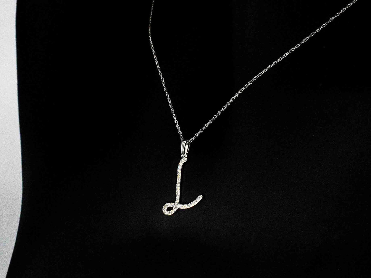 Hanger met echte natuurlijke diamanten in de letter L